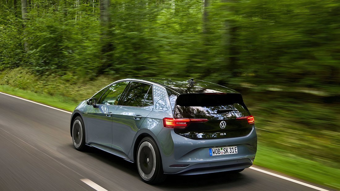 Volkswagen ID.3 Pro (2020-2023) вид сзади, задние фонари, багажник, спойлер, эмблема, бампер, экстерьер