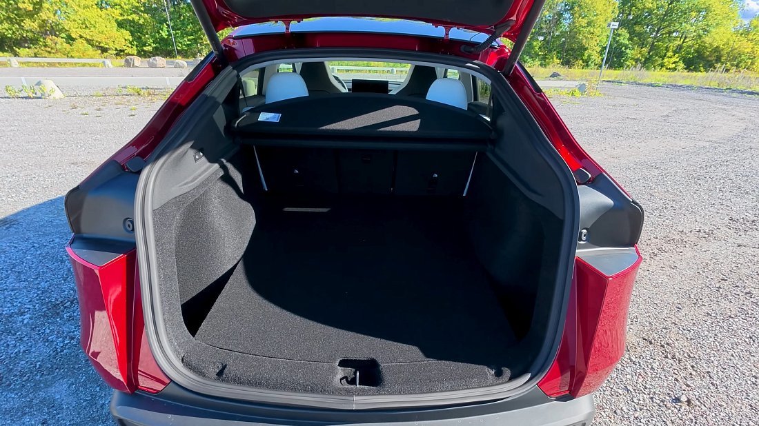 Фото Tesla Model Y Performance (2025-...) багажник