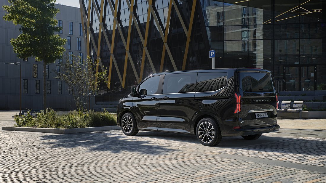 Ford e-Tourneo Custom L1 210 kW (2024-...) задняя часть в три четверти, вид в три четверти, диагональ, экстерьер