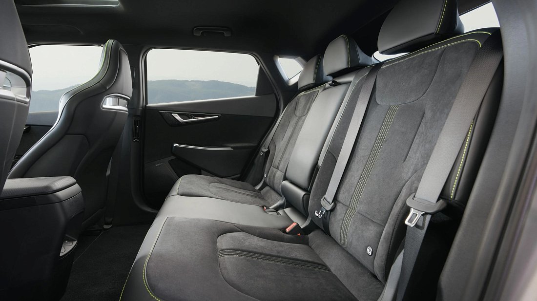 Фото Kia EV6 GT (2025-…) задние и пассажирские сиденья