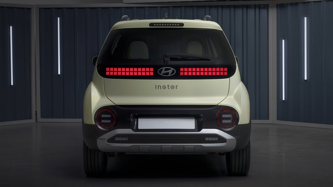 Hyundai Casper (Inster) Electric Standard Range (2024-...) вид сзади, задние фонари, багажник, спойлер, эмблема, бампер, экстерьер