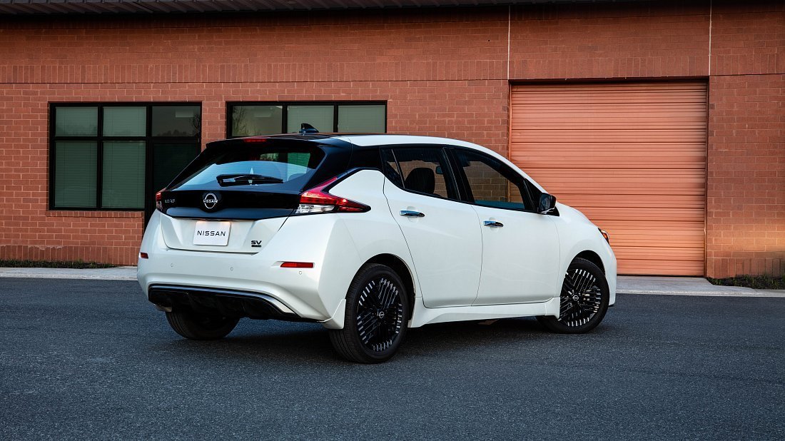 Nissan Leaf 40 kWh (2022-2025) задняя часть в три четверти, вид в три четверти, диагональ, экстерьер