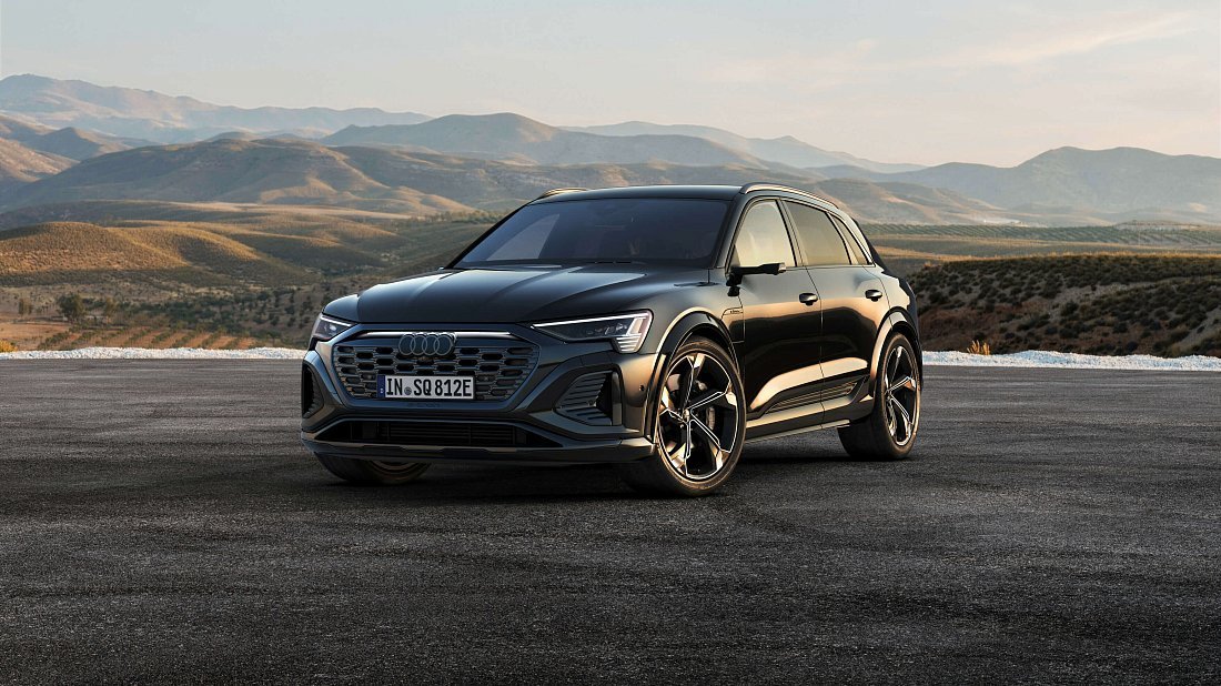 Audi SQ8 e-tron (2023-…) вид спереди, спереди сбоку, по диагонали, экстерьер