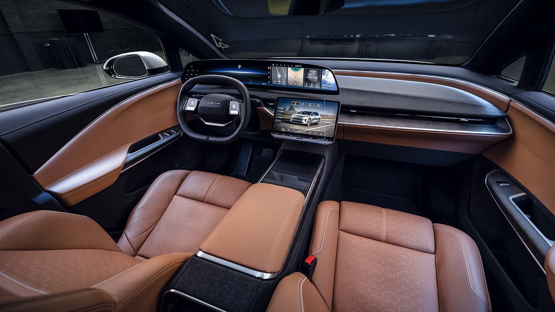 Lucid Gravity Grand Touring (2024-…) интерьер, переднее сиденье, водительское сиденье, приборная панель, рулевое колесо, информационно-развлекательная система, кокпит