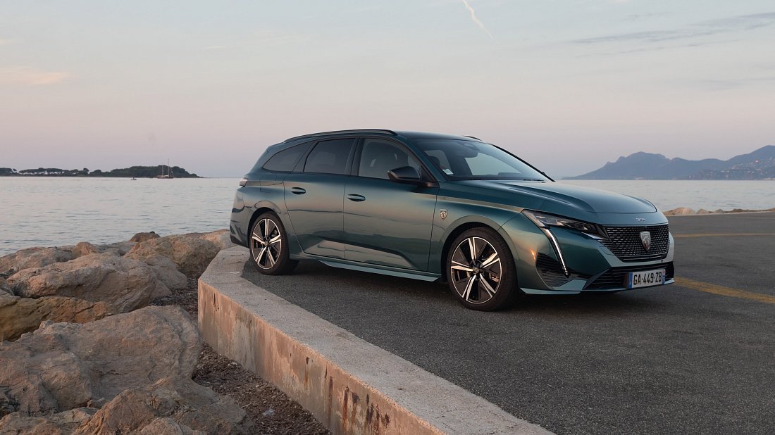 Peugeot e-308 Station Wagon (2023-…) вид спереди, спереди сбоку, по диагонали, экстерьер