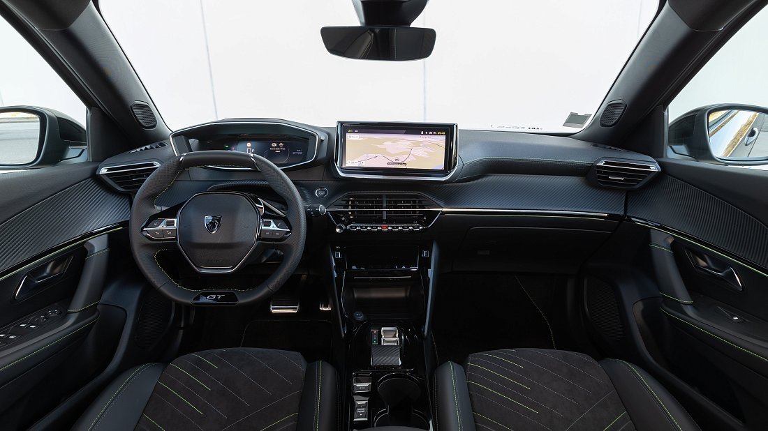 Peugeot e-2008 50 kWh (2023-…) интерьер, переднее сиденье, водительское сиденье, приборная панель, рулевое колесо, информационно-развлекательная система, кокпит