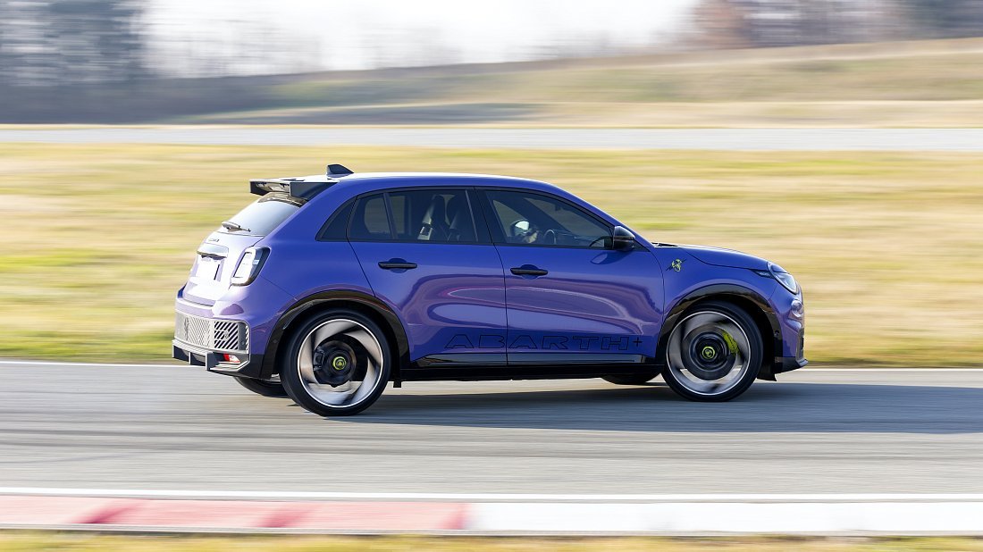 Abarth 600e Scorpionissima (2024-…) вид сбоку, силуэт, двери, колеса, экстерьер
