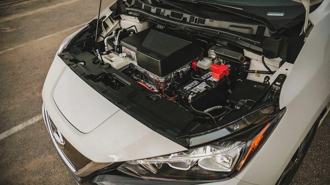 Nissan Leaf 62 kWh (2017-2022) передний багажник (frunk), под капотом, место для хранения, груз, вместимость, дополнительное пространство