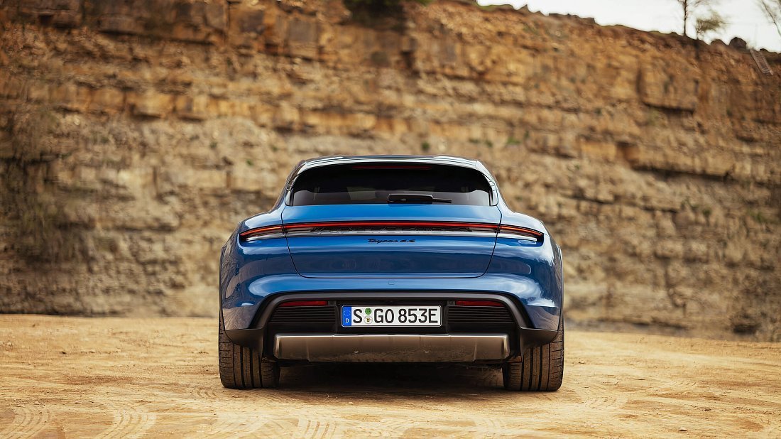 Porsche Taycan 4 Cross Turismo (2021-2024) вид сзади, задние фонари, багажник, спойлер, эмблема, бампер, экстерьер