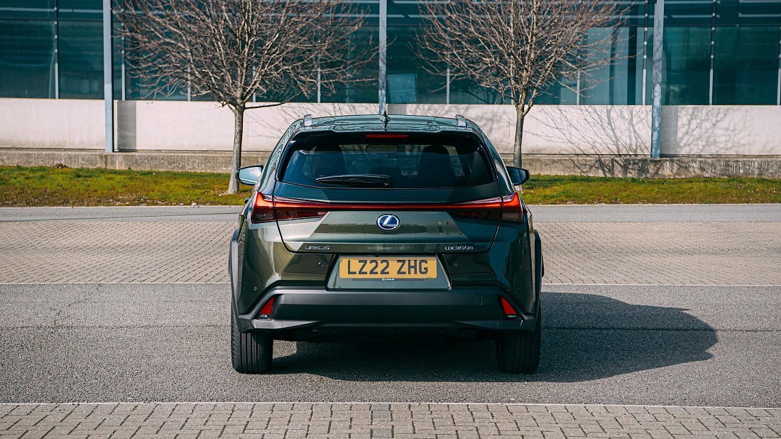 Lexus UX 300e (2023-…) вид сзади, задние фонари, багажник, спойлер, эмблема, бампер, экстерьер