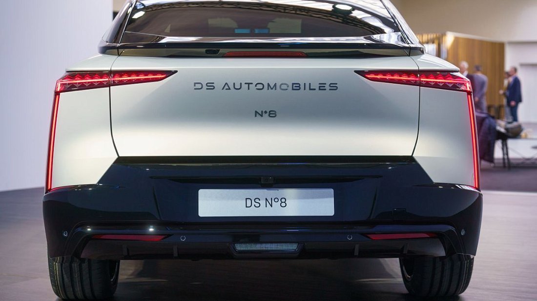 DS 8 AWD Long Range (2025-...) вид сзади, задние фонари, багажник, спойлер, эмблема, бампер, экстерьер