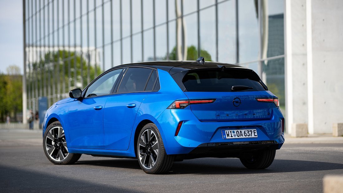 Opel Astra Electric (2023-…) задняя часть в три четверти, вид в три четверти, диагональ, экстерьер