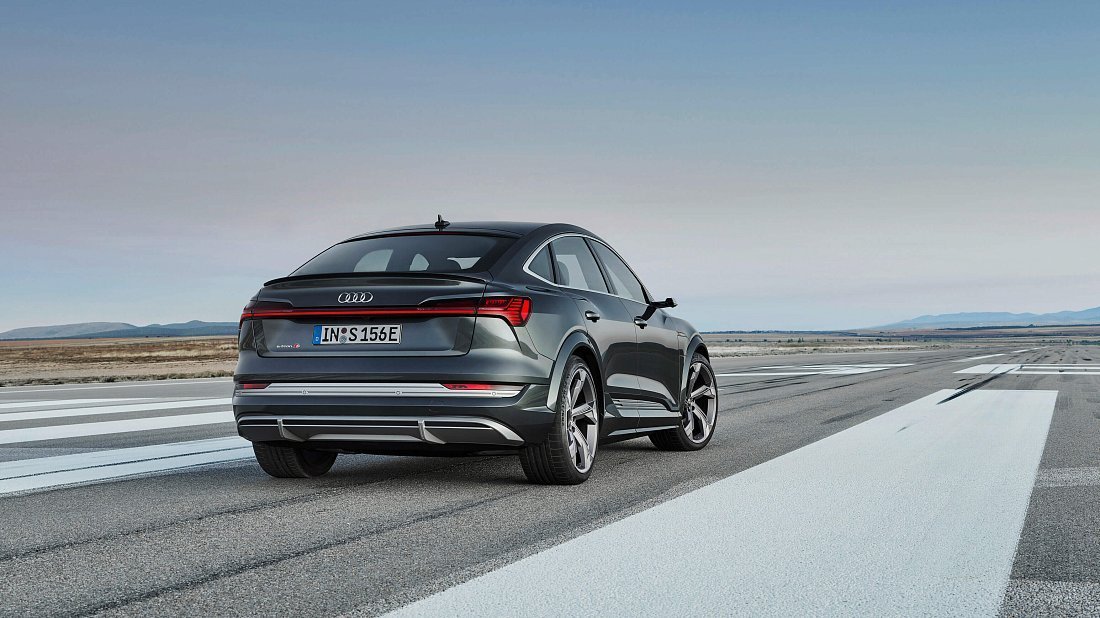 Фото Audi e-tron Sportback S (2020-2022) задняя часть под углом