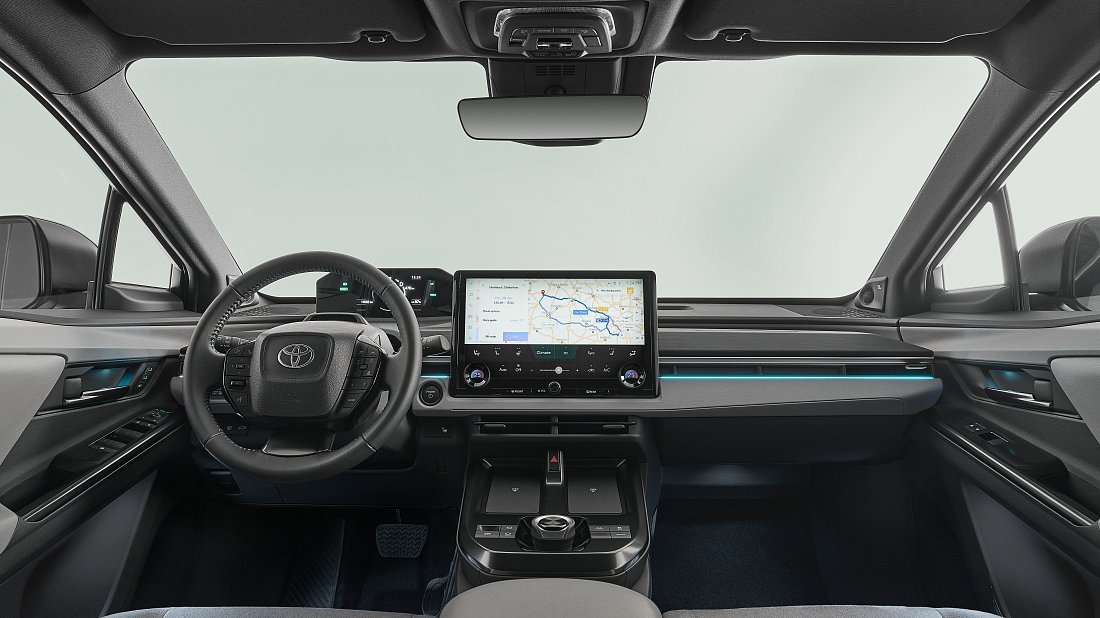 Toyota C-HR+ 77 kWh FWD (2025-…) интерьер, переднее сиденье, водительское сиденье, приборная панель, рулевое колесо, информационно-развлекательная система, кокпит