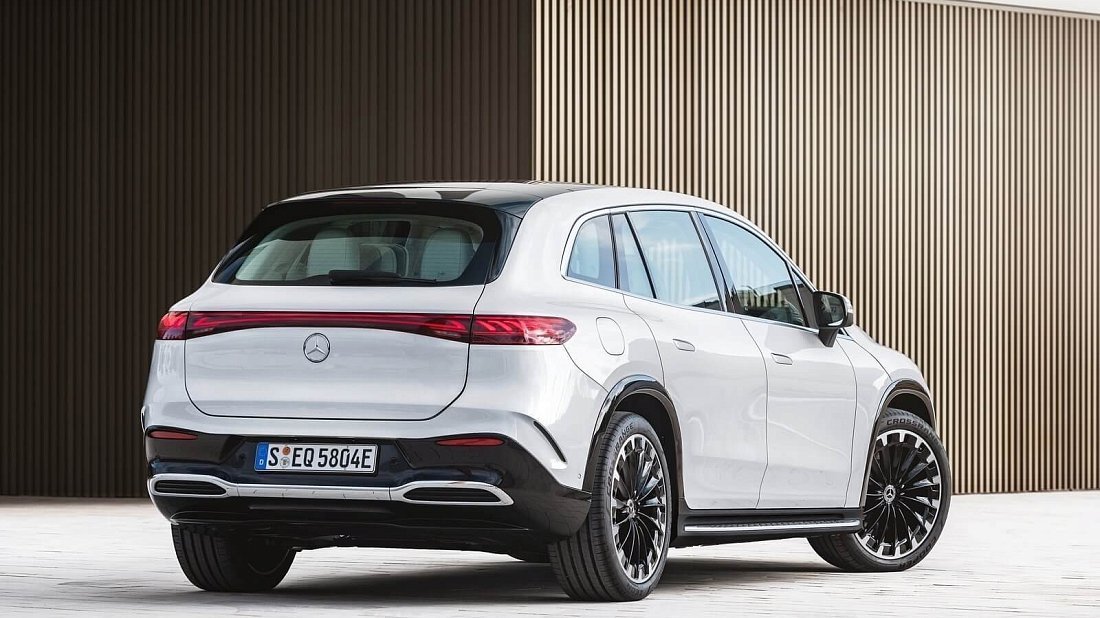 Mercedes EQS SUV 580 4MATIC (2023-…) задняя часть в три четверти, вид в три четверти, диагональ, экстерьер