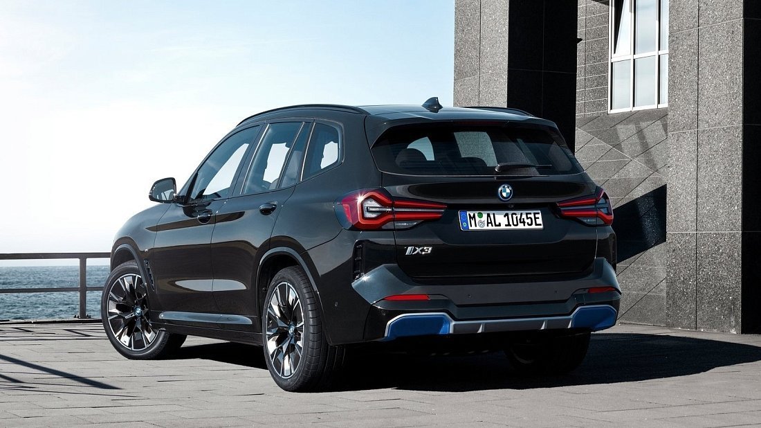 BMW iX3 Gen 2 (2021-…) задняя часть в три четверти, вид в три четверти, диагональ, экстерьер
