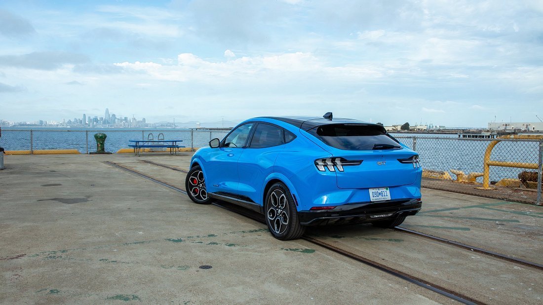 Ford Mustang Mach-E GT (2023-…) задняя часть в три четверти, вид в три четверти, диагональ, экстерьер