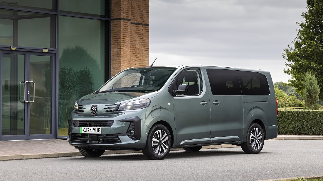 Peugeot e-Traveller L3 75 kWh (2024-...) вид спереди, спереди сбоку, по диагонали, экстерьер