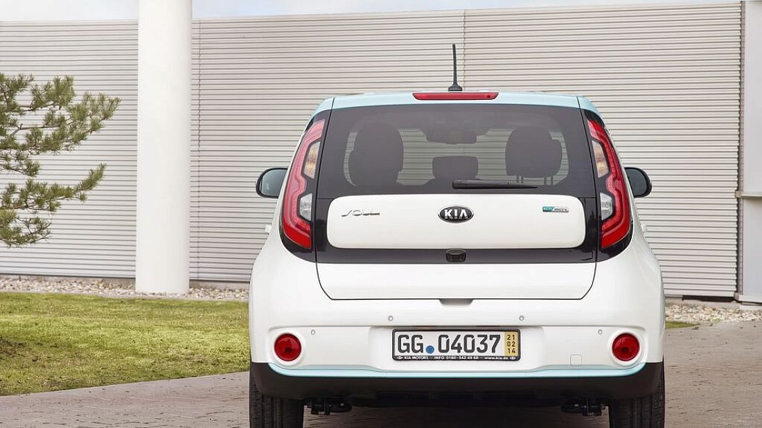Kia Soul EV (2014-2017) вид сзади, задние фонари, багажник, спойлер, эмблема, бампер, экстерьер