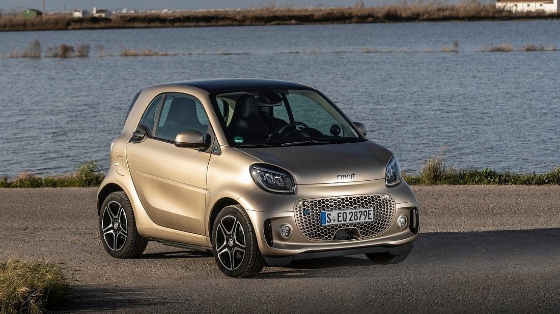 Smart EQ fortwo coupe (2020-2023) вид спереди, спереди сбоку, по диагонали, экстерьер