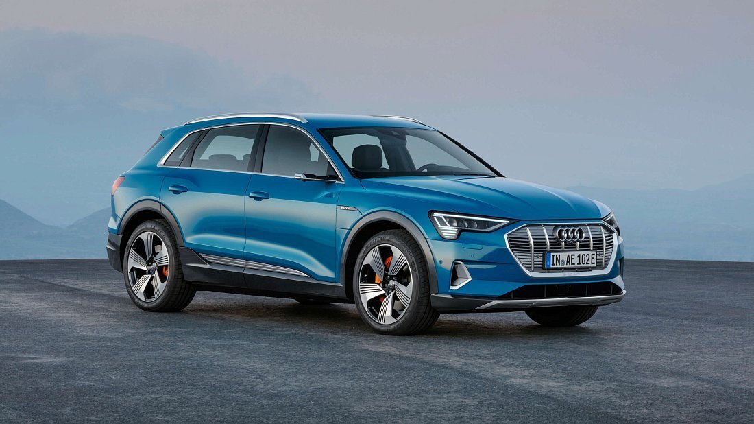 Audi e-tron 55 quattro (2019-2022) вид спереди, спереди сбоку, по диагонали, экстерьер