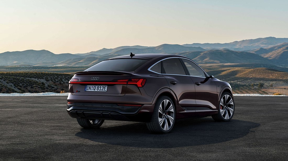 Audi Q8 Sportback e-tron 55 quattro (2022-…) задняя часть в три четверти, вид в три четверти, диагональ, экстерьер