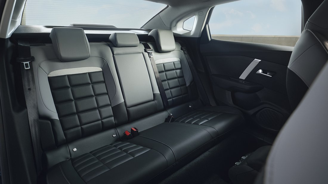 Citroën e-C4 X 54 kWh (2024-…) задние сиденья, пассажирские сиденья, пространство для ног, пространство над головой, интерьер