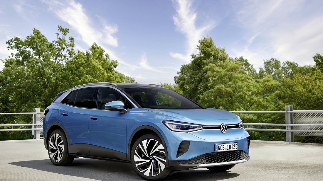 Volkswagen ID.4 Pro 4MOTION (2023-…) вид спереди, спереди сбоку, по диагонали, экстерьер