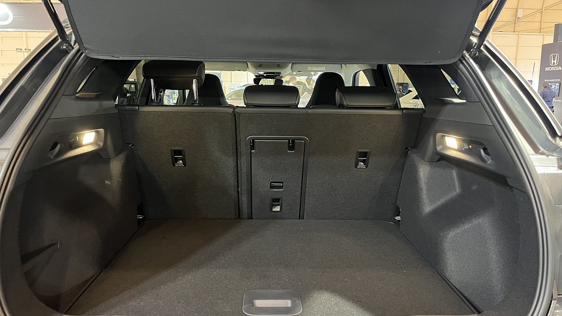 Ford Explorer EV Standard Range RWD (2024-…) багажник, сиденья подняты, грузовое пространство, объем багажника, вместимость багажника, место для хранения