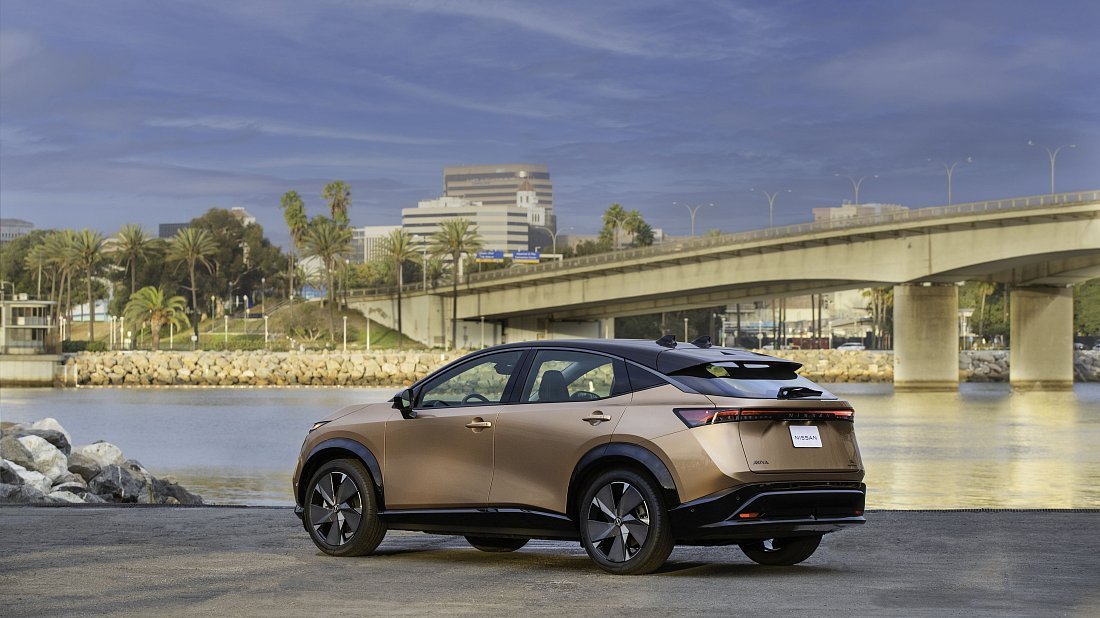 Nissan Ariya 63 kWh FWD (2021-…) задняя часть в три четверти, вид в три четверти, диагональ, экстерьер