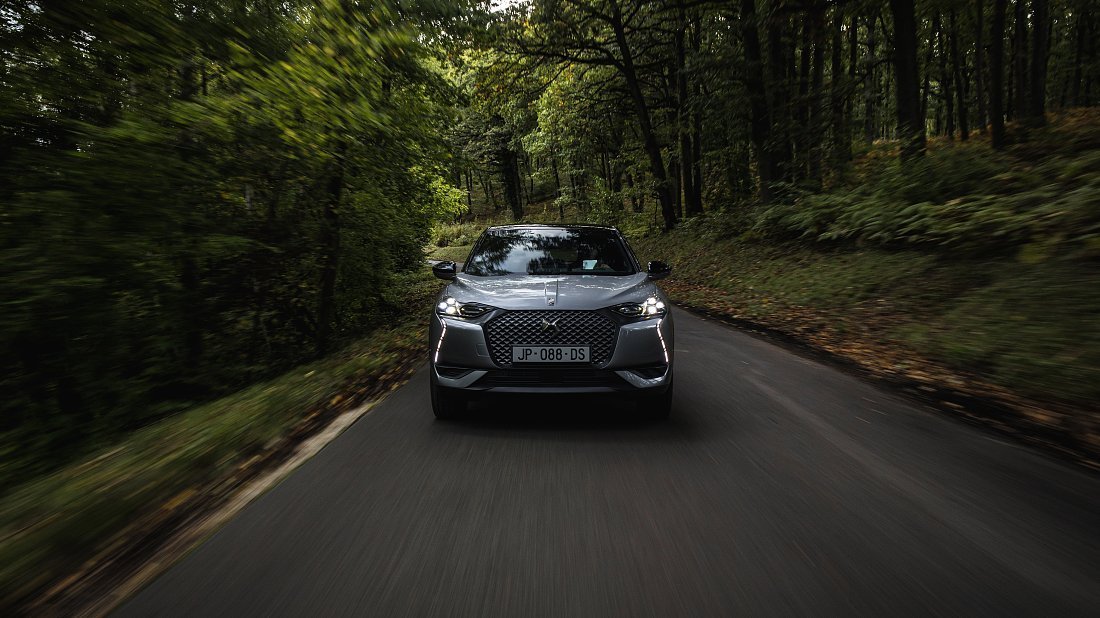 DS 3 Crossback E-Tense (2020-2022) передняя часть, решетка радиатора, фары, бампер, экстерьер