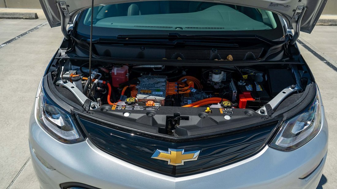 Chevrolet Bolt EV Gen 1 (2017-2019) передний багажник (frunk), под капотом, место для хранения, груз, вместимость, дополнительное пространство
