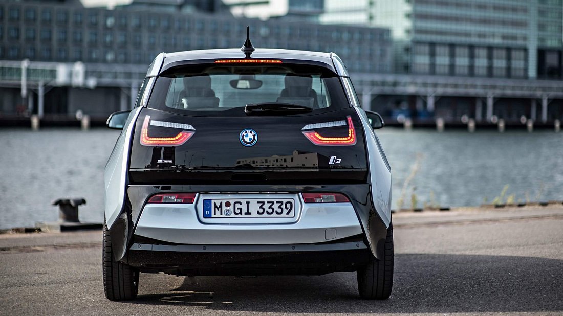 BMW i3 BEV 60 Ah (2013-2017) вид сзади, задние фонари, багажник, спойлер, эмблема, бампер, экстерьер