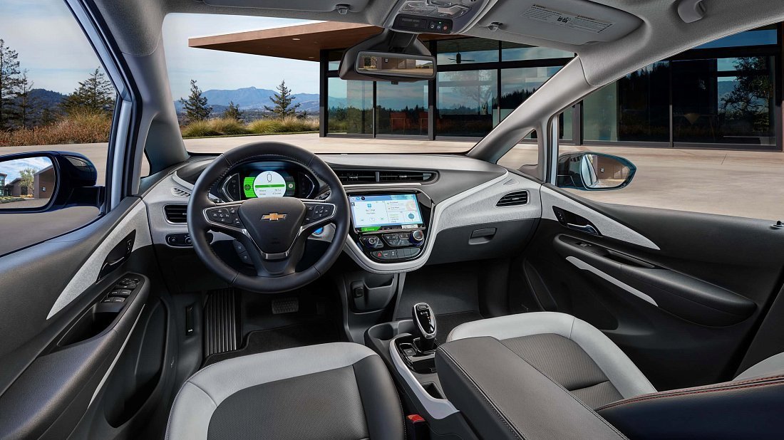 Chevrolet Bolt EV Gen 2 (2020-2021) интерьер, переднее сиденье, водительское сиденье, приборная панель, рулевое колесо, информационно-развлекательная система, кокпит