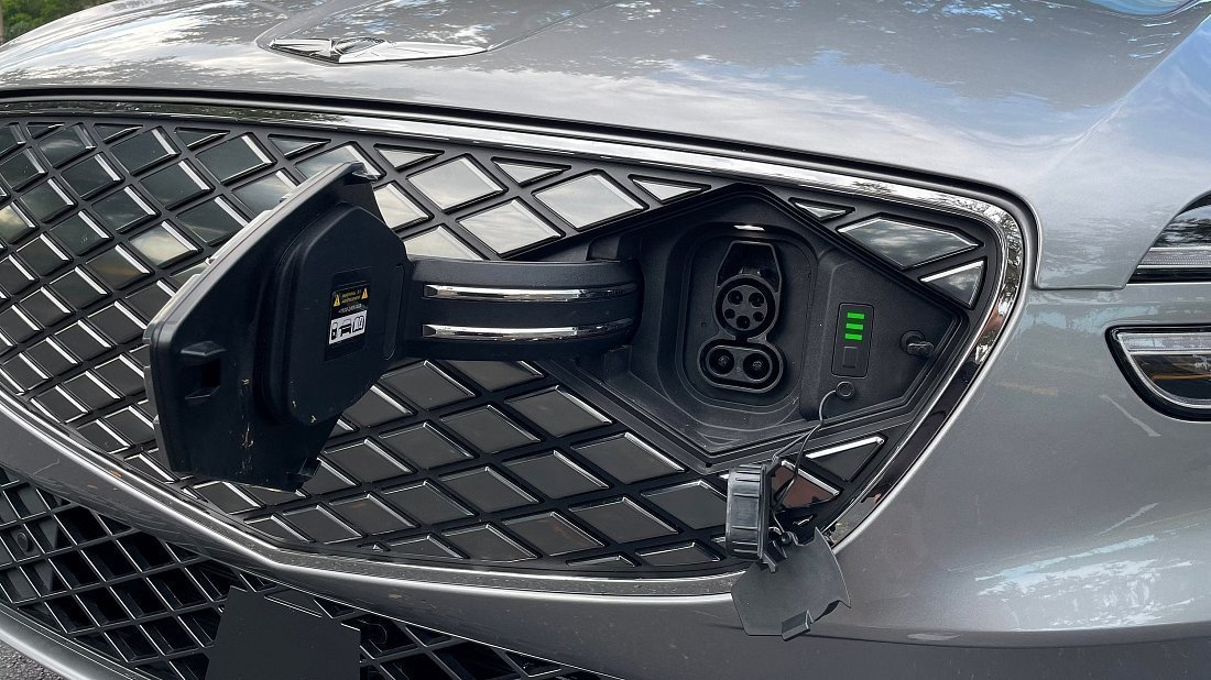 Genesis Electrified GV70 AWD (2022-…) порт для зарядки (США), зарядка, разъем, штекер, коннектор