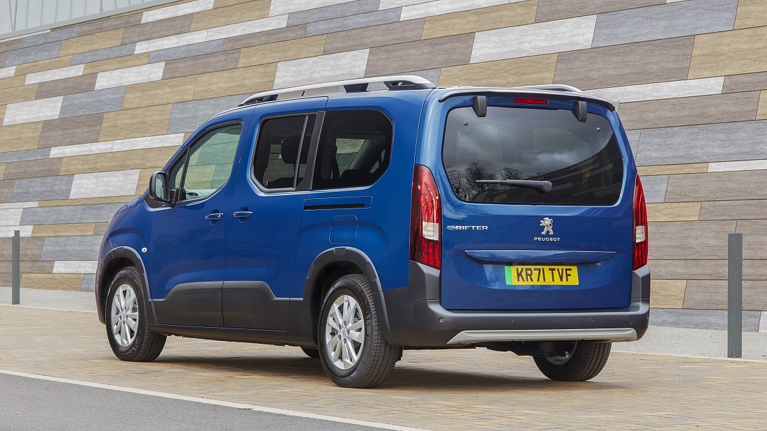 Peugeot e-Rifter Long 50 kWh (2021-2024) задняя часть в три четверти, вид в три четверти, диагональ, экстерьер