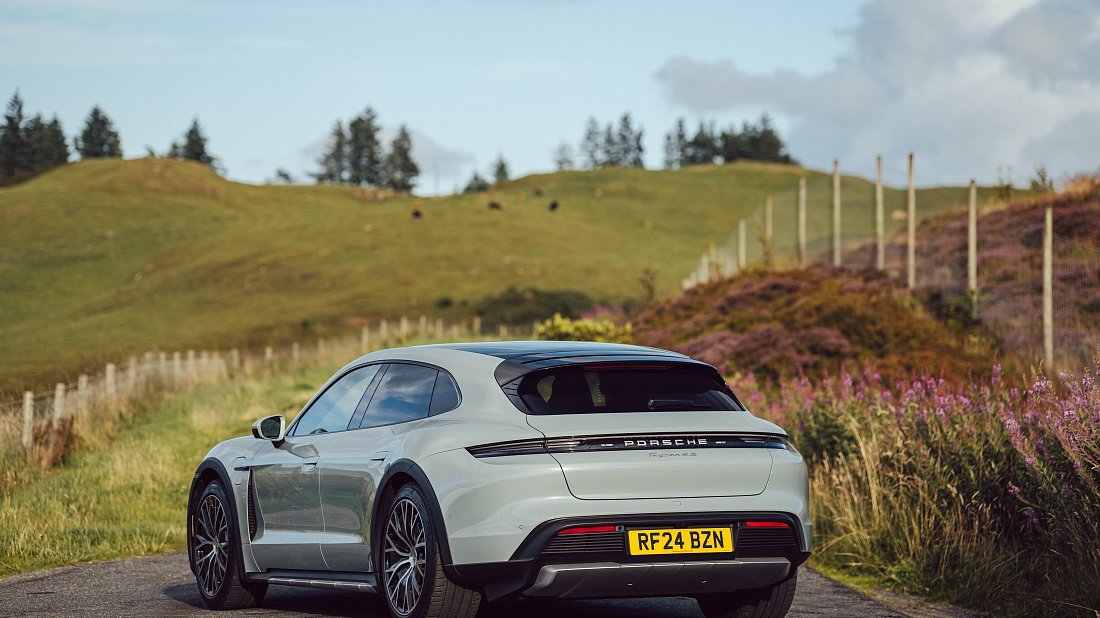 Porsche Taycan 4 Cross Turismo (2024-…) задняя часть в три четверти, вид в три четверти, диагональ, экстерьер