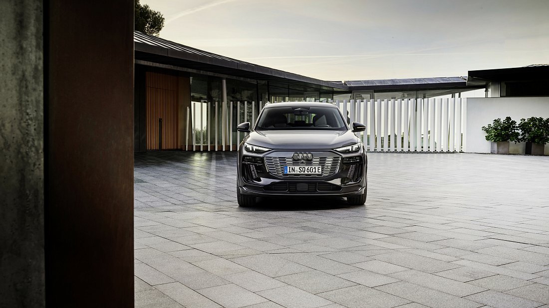 Audi Q6 Sportback e-tron quattro (2025-…) передняя часть, решетка радиатора, фары, бампер, экстерьер