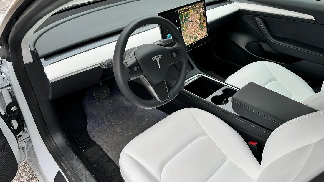 Tesla Model 3 Mid Range (2018-2020) интерьер, переднее сиденье, водительское сиденье, приборная панель, рулевое колесо, информационно-развлекательная система, кокпит