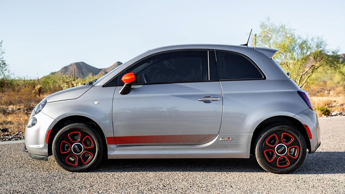 Fiat 500e Hatchback 24 kWh (2013-2019) вид сбоку, силуэт, двери, колеса, экстерьер