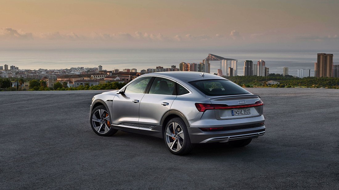 Audi e-tron Sportback 55 quattro (2020-2022) задняя часть в три четверти, вид в три четверти, диагональ, экстерьер