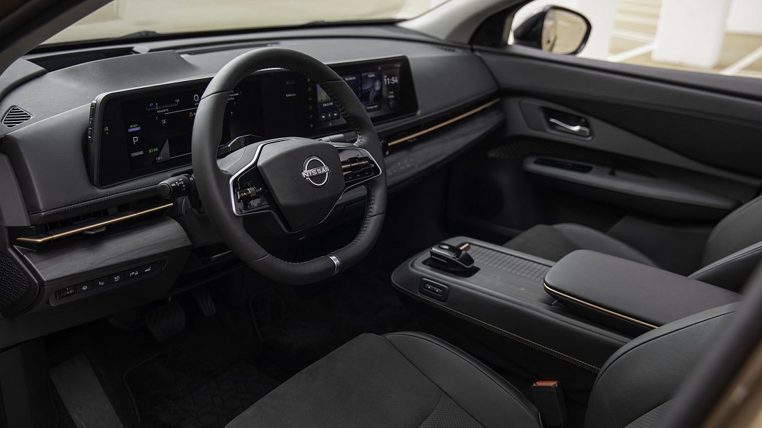 Nissan Ariya 63 kWh FWD (2021-…) интерьер, переднее сиденье, водительское сиденье, приборная панель, рулевое колесо, информационно-развлекательная система, кокпит