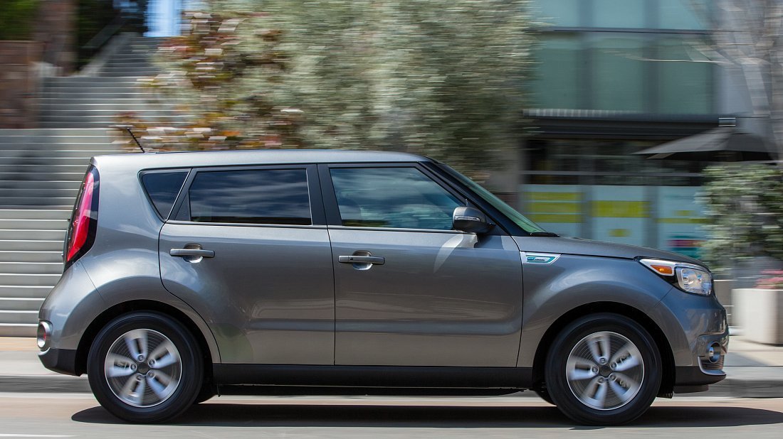Kia Soul EV (2017-2019) вид сбоку, силуэт, двери, колеса, экстерьер