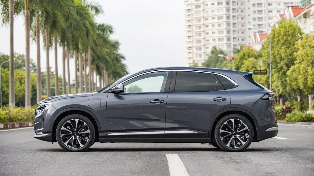 VinFast VF 8 Plus (2024-…) вид сбоку, силуэт, двери, колеса, экстерьер