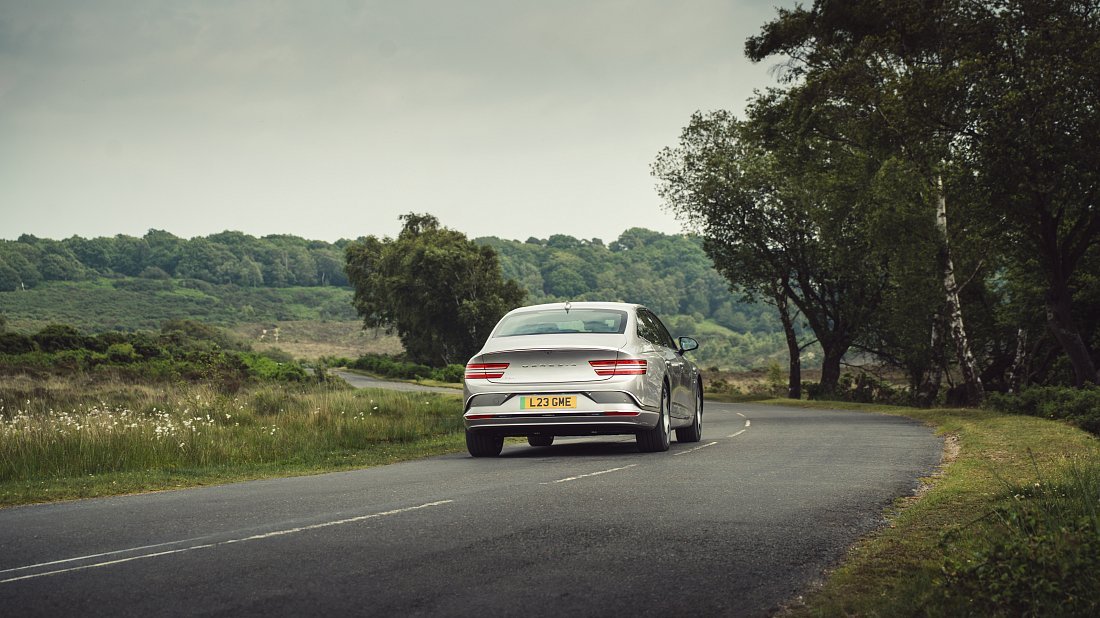 Фото Genesis Electrified G80 AWD (2025-…) вид сзади, задние фонари