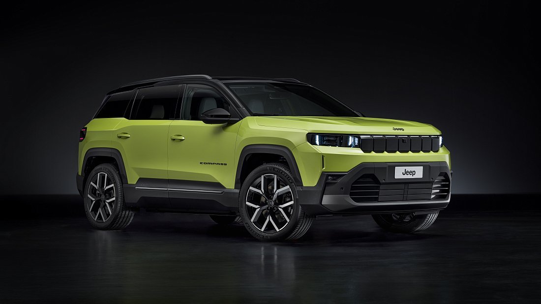 Jeep Compass Electric (2025-…) вид спереди, спереди сбоку, по диагонали, экстерьер