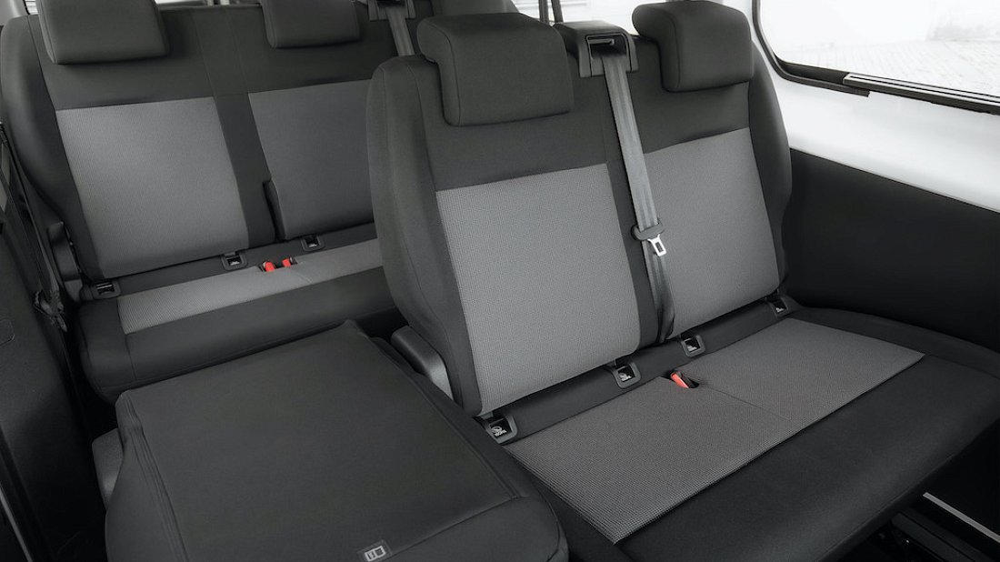 Citroën e-Jumpy Combi M 75 kWh (2020-2024) задние сиденья, пассажирские сиденья, пространство для ног, пространство над головой, интерьер