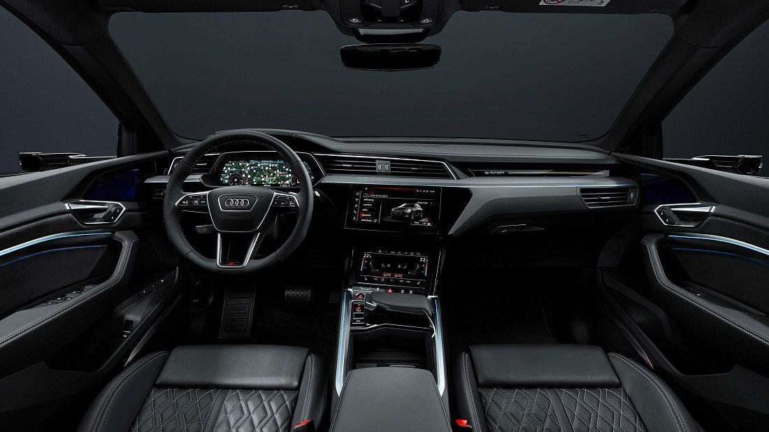 Audi SQ8 Sportback e-tron (2023-…) интерьер, переднее сиденье, водительское сиденье, приборная панель, рулевое колесо, информационно-развлекательная система, кокпит