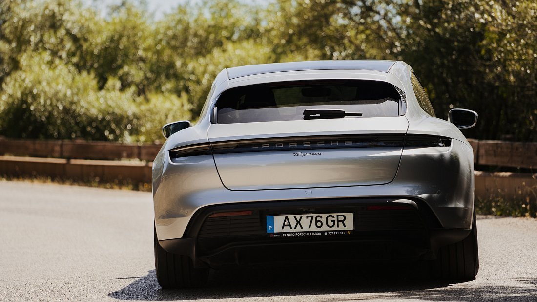 Porsche Taycan 4S Plus Sport Turismo (2022-2024) вид сзади, задние фонари, багажник, спойлер, эмблема, бампер, экстерьер