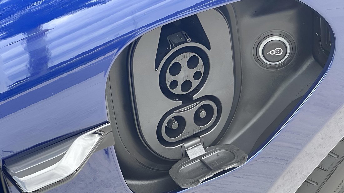 Porsche Taycan 4 (2024-…) порт для зарядки (США), зарядка, разъем, штекер, коннектор